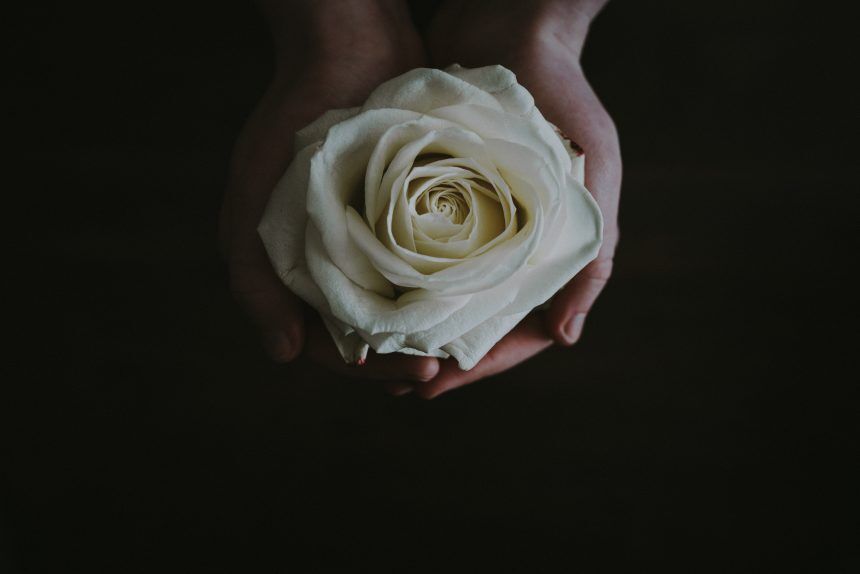 de betekenis van witte bloemen witte rozen rouwboeket rouwkrans begrafenis crematie symboliek