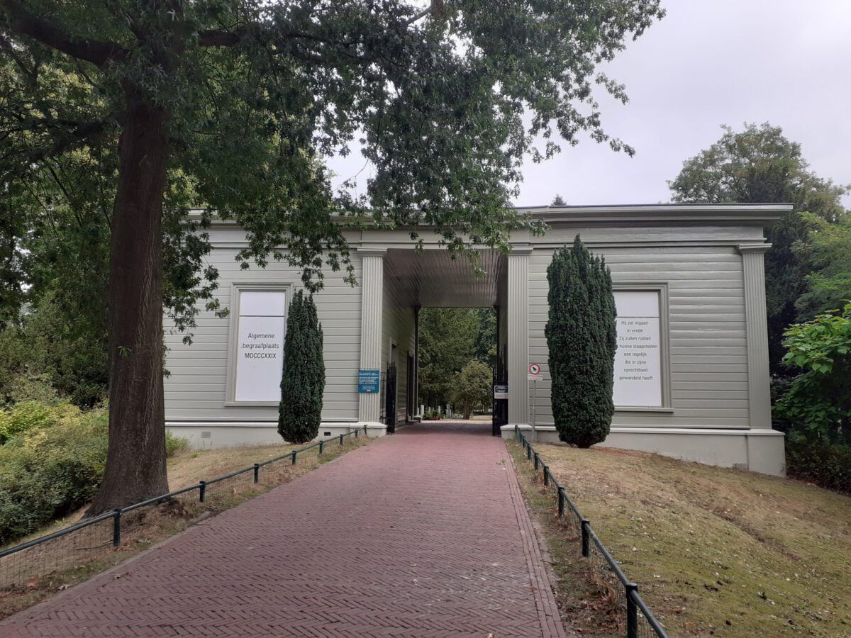 Oude Begraafplaats Zutphen algemene begraafplaats begraven afscheid nemen poortgebouw aula