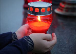Wereldlichtjesdag overleden kinderen herdenken afscheid nemen wereldwijd herdenken kaarsje opsteken