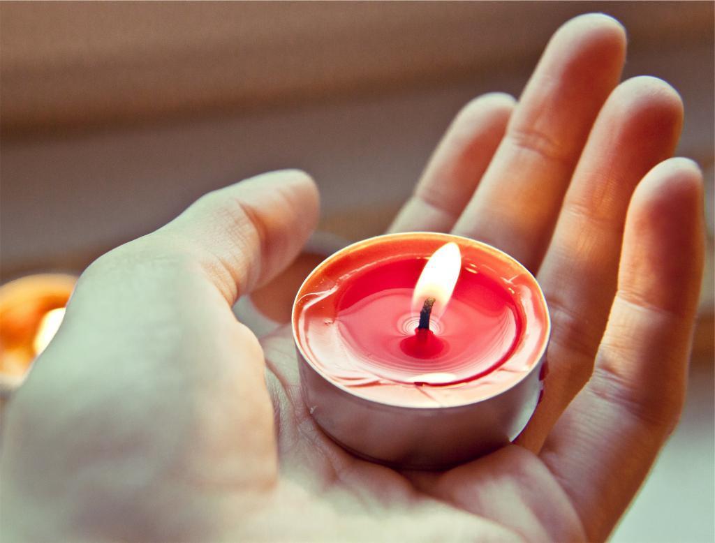 Wereldlichtjesdag herdenking overleden kinderen herdenken kaarsje branden in het licht zetten