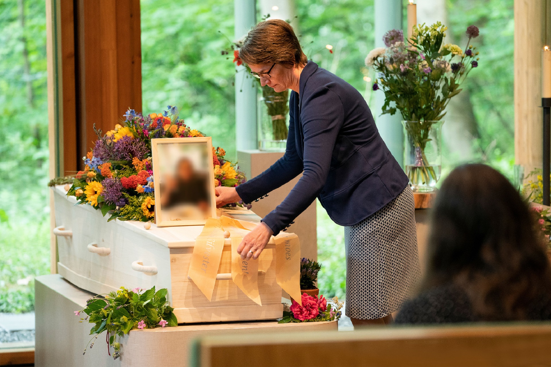 Wat doet een uitvaartverzorger wat doet een uitvaartbegeleider organiseren begrafenis begrafenisondernemer